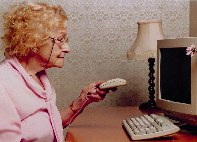 Old woman using mouse incorrectly {{brizy_dc_image_alt imageSrc=
