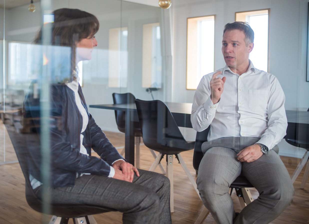 Man and woman having one-to-one meeting {{brizy_dc_image_alt imageSrc=